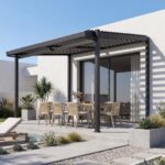 Pergola bioclimatique autoportante aluminium et acier gris Fred 4 x 3 m toit incliné