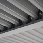 Pergola bioclimatique autoportante aluminium et acier gris Fred 4 x 3 m toit incliné – Image 3